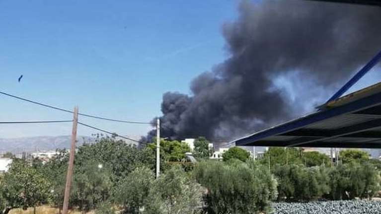 Μεγάλη φωτιά σε αποθήκη ξυλείας στον Ασπρόπυργο [εικόνες - βίντεο]