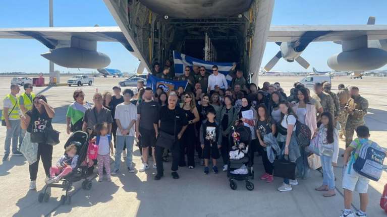 Καρέ καρέ ο απεγκλωβισμός των Ελλήνων από τον Λίβανο - Φωτογραφίες μέσα από το C-130