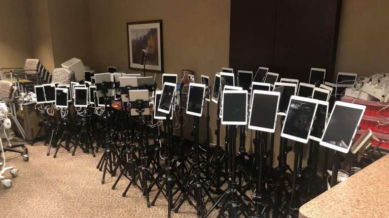 Απίστευτη εικόνα: &quot;Θάλαμος τάμπλετ&quot; για τους ασθενείς με κορονοϊό - Έτσι επικοινωνούν με τους συγγενείς τους