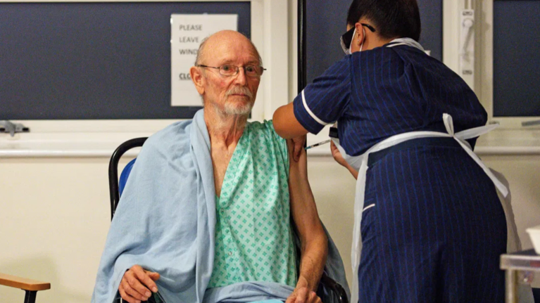 Κορονοϊός - Ο... Ουίλιαμ Σαίξπηρ είναι ο δεύτερος άνθρωπος που έκανε το εμβόλιο