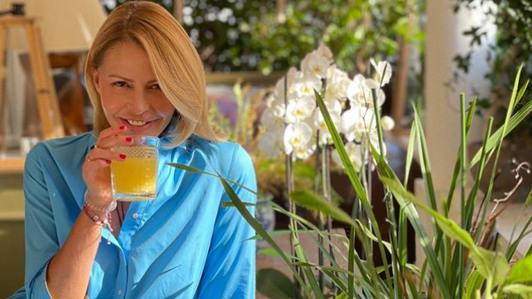 Τζένη Μπαλατσινού: Ποτίζει τον κήπο της στην Πάτμο με πράσινο φλοράλ φόρεμα