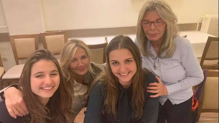 Μαρέβα Γκραμπόφσκι Μητσοτάκη: Η σπάνια δημόσια εμφάνιση με τη μητέρα της Ήβη Γόντικα - Τα πρωινά looks μαμάς και κόρης