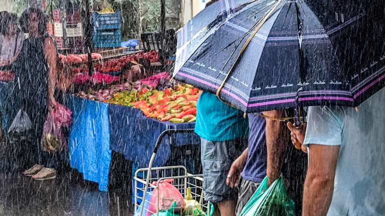 Η μπόρα αιφνιδίασε τους Αθηναίους - &quot;Εριξε&quot; για τα καλά σε Νότια προάστια και Κέντρο - Αστάθεια και το απόγευμα [Βίντεο]