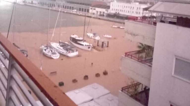 Ένα με τη θάλασσα η παραλία του Βόλου: Χιλιάδες τόνοι νερού και λάσπης στο κέντρο της πόλης