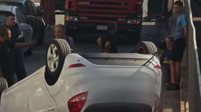 Τροχαίο με ανατροπή οχήματος στη λεωφόρο Ιωνίας: Οδηγός έχασε τον έλεγχο του ΙΧ [βίντεο]