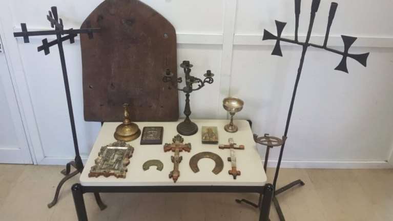 Θεσσαλονίκη: 59 χρονος έκρυβε στο σπίτι του "Άγιο Δισκοπότηρο" και βυζαντινές εικόνες και κειμήλια [Εικόνες]