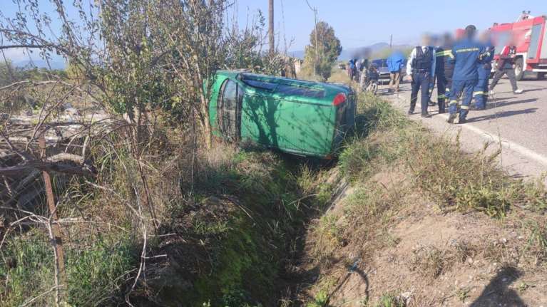 Απίστευτο: Φτερνίστηκε και έπεσε με το αυτοκίνητό του σε χαντάκι