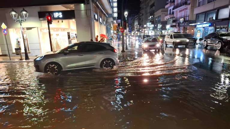 Βόλος: Ισχυρή καταιγίδα χάλασε τη "Λευκή Νύχτα" - Ποτάμια οι δρόμοι, διακοπές ρεύματος [εικόνες-βίντεο]