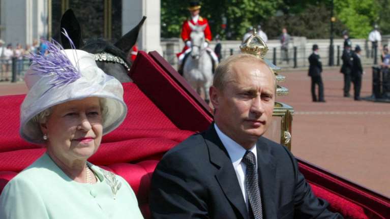 Ο Πούτιν αποχαιρετά την Ελισάβετ - Η απίθανη ατάκα που του είχε πει η βασίλισσα το 2003