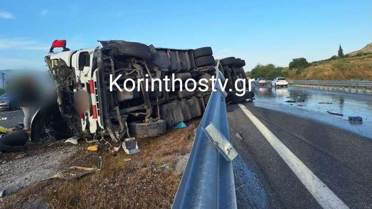 Σοβαρό τροχαίο στην Εθνική Κορίνθου-Πατρών: Ανετράπη φορτηγό- Έσκασε το λάστιχο και έπεσε στις μπάρες