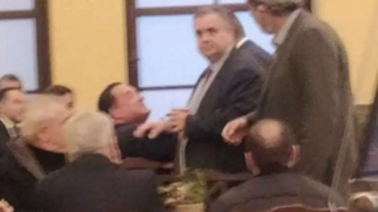 Η στιγμή που Αδωνις και Πολάκης ετοιμάζονται να πιαστούν στα χέρια- Τους χώρισαν την τελευταία στιγμή