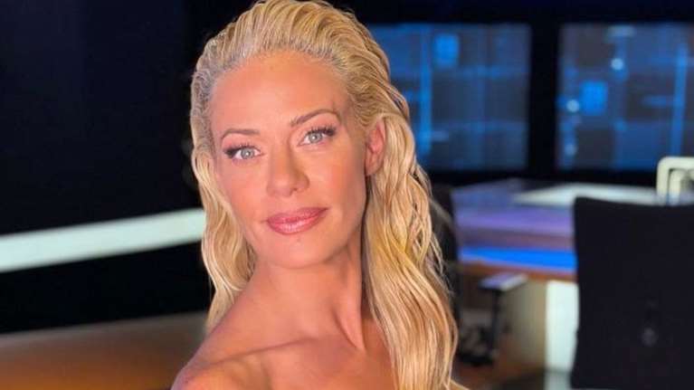 Ζέτα Μακρυπούλια: Το απίθανο cropped top που φόρεσε σε βραδινή έξοδο και η περίεργη επιλογή υποδημάτων