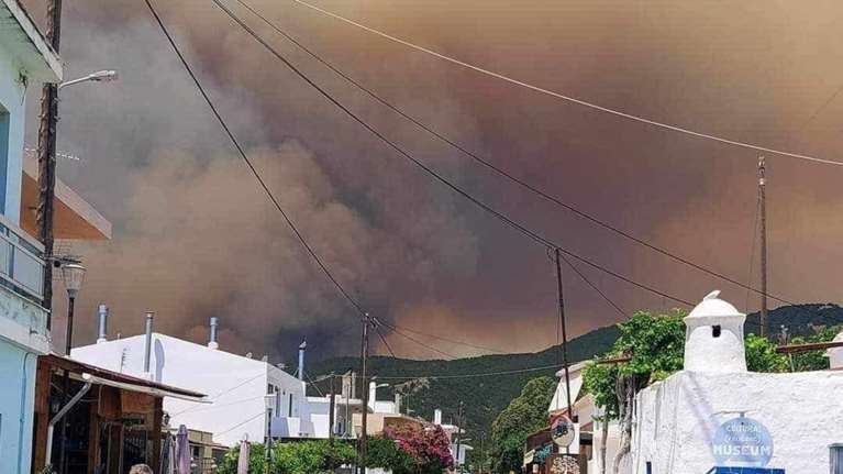 Ανεξέλεγκτη η φωτιά στη Ρόδο: Μεγάλες αναζωπυρώσεις, εκκενώθηκαν χωριά - Έκλεισε ο αρχαιολογικός χώρος της Καμείρου