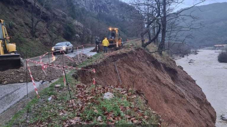 Η κακοκαιρία &quot;χτύπησε&quot; την Καρδίτσα: Κατολισθήσεις, καθιζήσεις και ζημιές σε σπίτια [εικόνες]