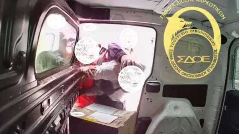 Στέλεχος του ΣΔΟΕ μεταμφιέστηκε σε κούριερ και συνέλαβε 38χρονο με ναρκωτικά- Δείτε το βίντεο