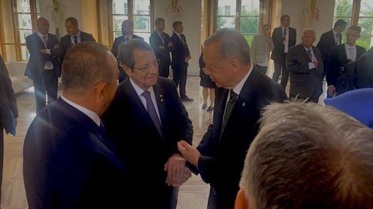 Πράγα: Η χειραψία Αναστασιάδη με Ερντογάν - Η αναφορά στο Κυπριακό και η &quot;πόρτα&quot; του Τούρκου προέδρου