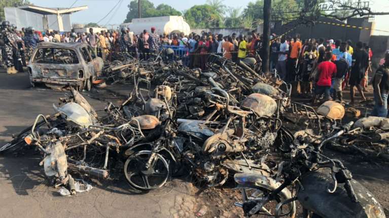 Σιέρα Λεόνε: Τουλάχιστον 99 νεκροί από την έκρηξη βυτιοφόρου [εικόνες]