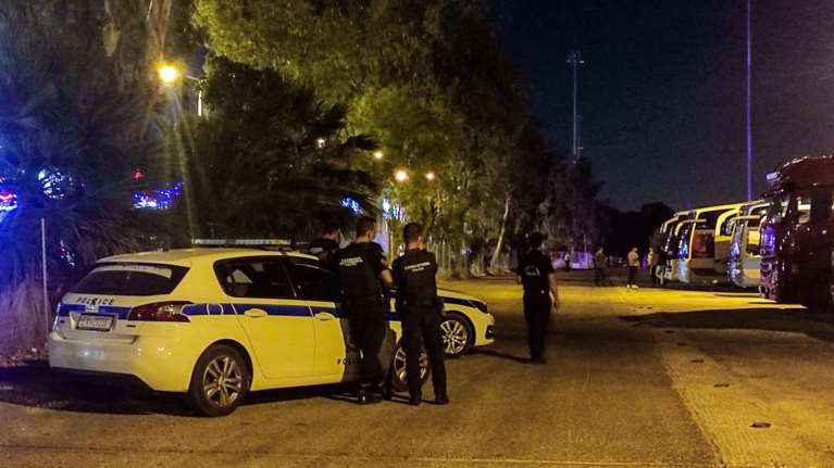 Συναγερμός στην Πάτρα: Ανδρας απειλεί με καραμπίνα και φιάλη υγραερίου - Αγωνιώδεις διαπραγματεύσεις με αστυνομικούς [Βίντεο]