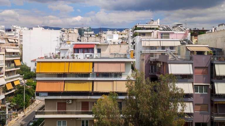 Τι σημαίνουν τα 6 νέα μέτρα για το στεγαστικό - Παρεμβάσεις με επίκεντρο ενοίκια, AirBnb, ανακαινίσεις