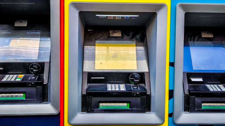 Τι αλλάζει στις χρεώσεις των τραπεζών στα ΑΤΜ - Τα μέτρα που ανακοίνωσε ο Πιερρακάκης