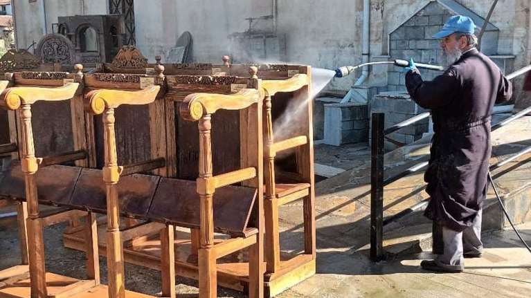 Κεραμίδι Τρικάλων: Ο ιερέας παλεύει να σώσει την εκκλησία του από τις λάσπες [εικόνες]