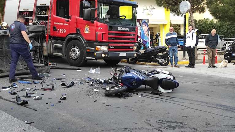 Σοκαριστικό τροχαίο στον Άλιμο: Οδηγός μοτοσικλέτας σκοτώθηκε μετά από σύγκρουση με Smart [Εικόνες - Βίντεο]