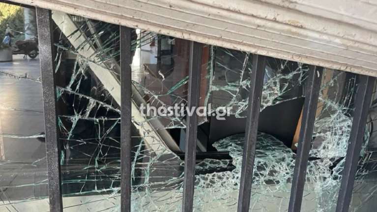 Συναγερμός στο ΑΠΘ: Καταδρομική αντιεξουσιαστών στο κτίριο Διοίκησης [εικόνες-βίντεο]