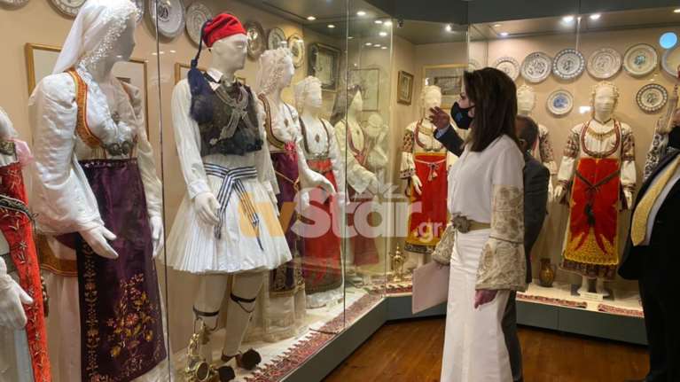 Γιάννα Αγγελοπούλου: Νέα εντυπωσιακή εμφάνιση με παραδοσιακή ενδυμασία στην Άμφισσα [εικόνες]