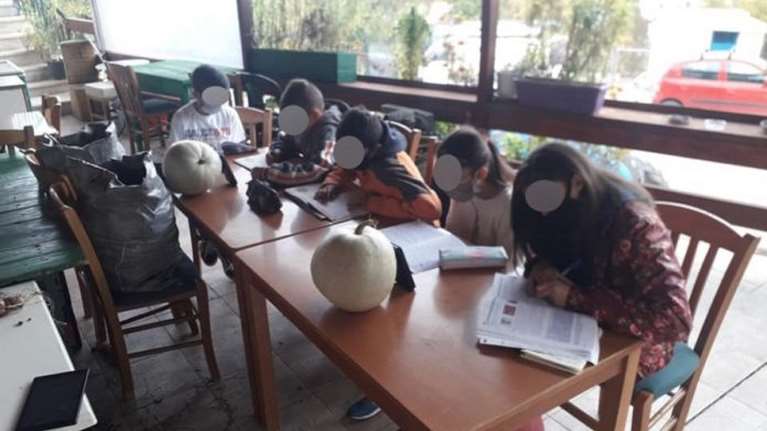 Μπλακ άουτ σε χωριά στα Χανιά: Τηλεκπαίδευση για μαθητές στα καφενεία με γεννήτριες
