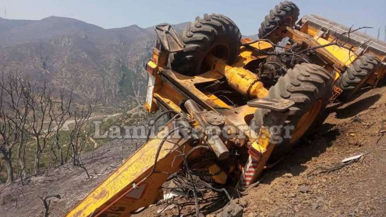 Φωτιά στη Φωκίδα: Μπουλντόζα έπεσε σε γκρεμό - Εγκλωβισμένος ο χειριστής