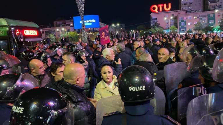 Τίρανα: Άγρια επεισόδια σε διαδήλωση αντιπολίτευσης- &quot;Μάχη μέχρι να φύγει το καθεστώς Ράμα&quot;
