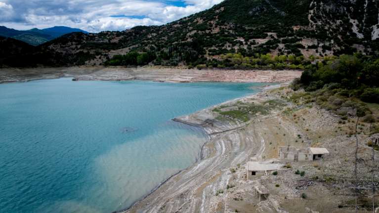 Η λειψυδρία απειλεί: Μικραίνει η λίμνη του Μόρνου - Λιγοστεύουν τα αποθέματα νερού  [Δορυφορικές εικόνες]