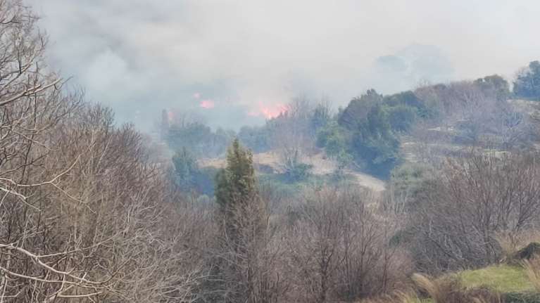 Φωτιά στη Σάμο: Σκληρή μάχη σε τρία ενεργά μέτωπα - Προσήχθη ηλικιωμένος, αλλά αφέθηκε ελεύθερος [Βίντεο]