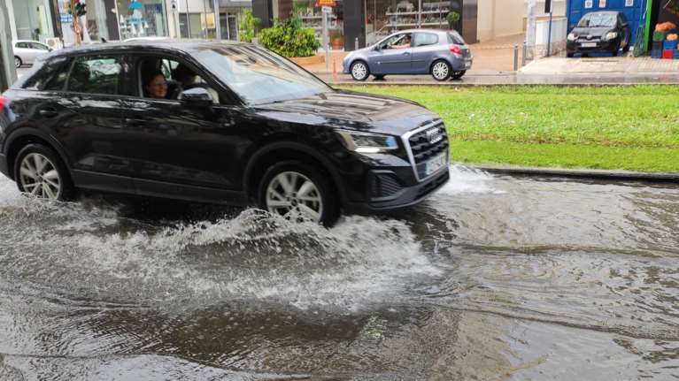 Ισχυρή καταιγίδα στην Αθήνα - Πλημμύρισαν δρόμοι στα νότια προάστια - &quot;Πολλή προσοχή&quot; συστήνει ο Κολυδάς [βίντεο]