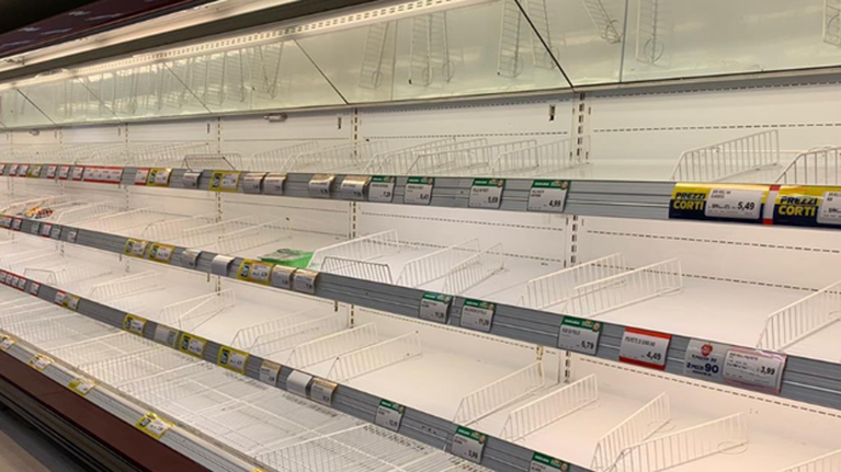 Κοροναϊός: Πανικός στην Ιταλία - Αδειάζουν τα ράφια των σούπερ μάρκετ