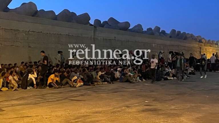 Εκρηξη του μεταναστευτικού στην Κρήτη: 450 αφίξεις στα Χανιά - Κοιμήθηκαν στο λιμάνι του Ρεθύμνου [εικόνες]