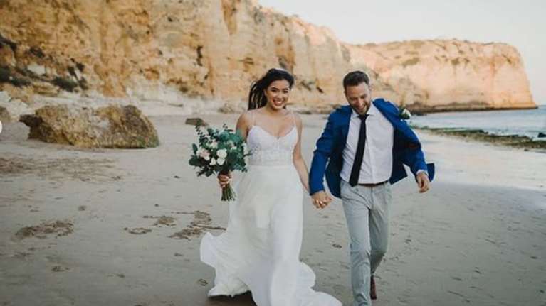 Νέες αποκαλύψεις για τα Γλυκά Νερά: Η Καρολάιν υποψιαζόταν ότι ο πιλότος είχε γυρίσει σε παλιά του σχέση