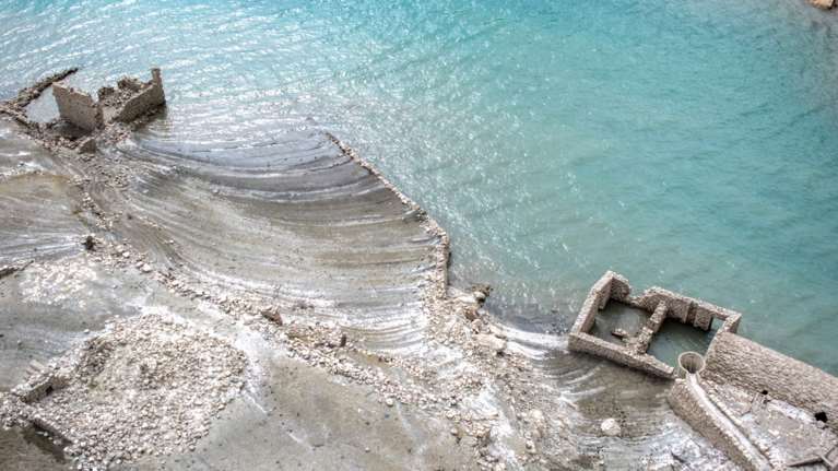 Στερεύει επικίνδυνα ο Μόρνος: Αποκαλύφθηκαν τα βυθισμένα σπίτια του χωριού Κάλλιο [εικόνες]