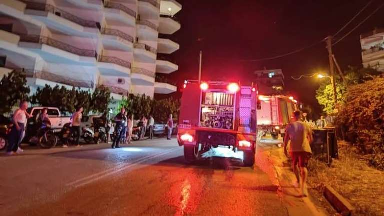 Συναγερμός στην Πάτρα: Φωτιά κοντά σε σπίτια - Άγνωστοι έριξαν ναυτική φωτοβολίδα σε καλαμιές