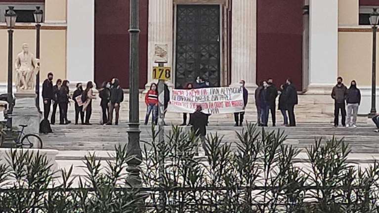 Θράσος: Κρέμασαν πανό στην Πρυτανεία του ΕΚΠΑ υπέρ των 8 που επιτέθηκαν στον πρύτανη της ΑΣΟΕΕ [εικόνες - βίντεο]
