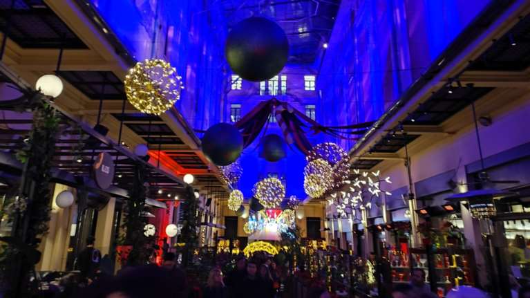 Εορταστική περίοδος 2023: Ποιες Κυριακές θα είναι ανοιχτά τα μαγαζιά - Πότε ξεκινούν οι εκπτώσεις