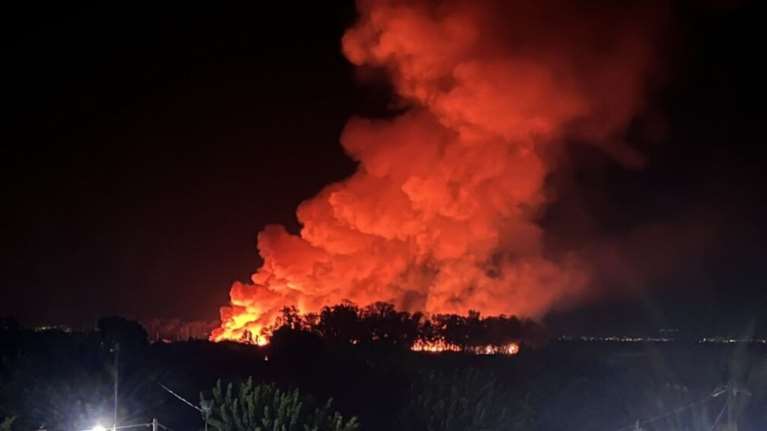 Συναγερμός στο Μεσολόγγι: Ξέσπασε μεγάλη πυρκαγιά και απειλείται το άλσος της Κλείσοβας [εικόνες]