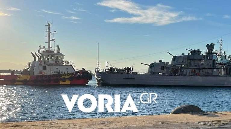 Θεσσαλονίκη: Ολοκληρώθηκε η ρυμούλκηση του λαβωμένου &quot;Βέλους&quot; - Μεταφέρθηκε στην προβλήτα 2 του λιμανιού [βίντεο]
