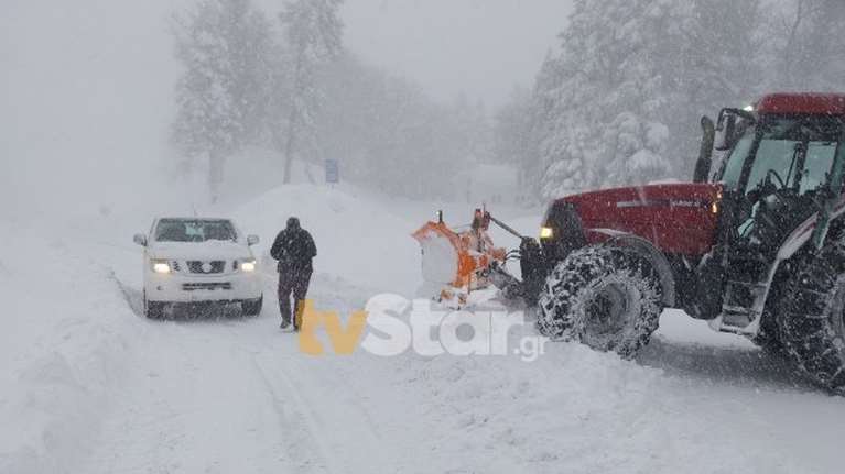 Κακοκαιρία Barbara: Δήμαρχος και πρόεδρος άνοιξαν δρόμο με 4χ4 και εκχιονιστικό και μετέφεραν άντρα στο νοσοκομείο
