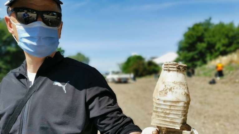 Τρίκαλα: Βρήκαν άθικτο πλαστικό μπουκάλι γάλα 40 ετών στην κοίτη του Αγιαμονιώτου ποταμού