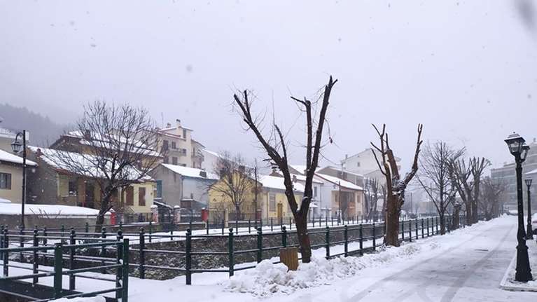 Φλώρινα: Μια ώρα αργότερα τα σχολεία αύριο λόγω παγετού - Πού είναι απαραίτητες οι αντιολισθητικές αλυσίδες