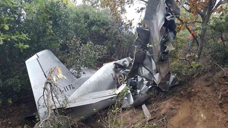 Λάρισα: Οι πρώτες εικόνες από τα συντρίμμια του μονοκινητήριου αεροσκάφος με το οποίο σκοτώθηκε ο 62χρονος πιλότος