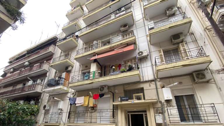 Θάνατος 24χρονης στη Θεσσαλονίκη: Ηλεκτροπληξία δείχνουν τα πρώτα στοιχεία - Πληροφορίες ότι ήταν ανοιχτός ο θερμοσίφωνας
