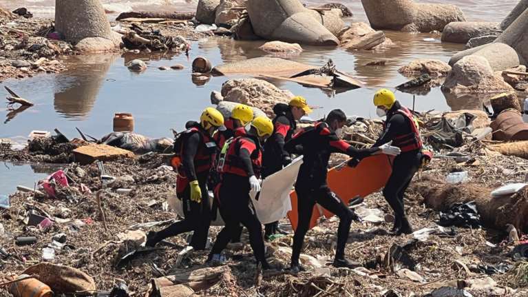 Λιβύη: Η θάλασσα ξεβράζει πτώματα μετά τις πλημμύρες - "Εκατοντάδες σορούς" εντόπισαν διασώστες