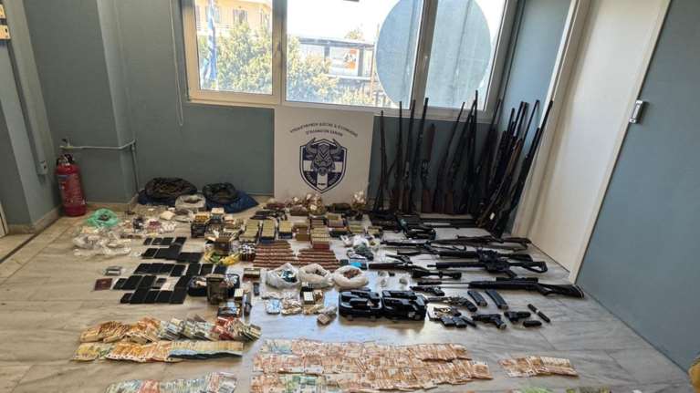 Εγκληματική οργάνωση στην Κρήτη: Η φωτογραφία της ΕΛΑΣ με τα κατασχεμένα όπλα και ναρκωτικά